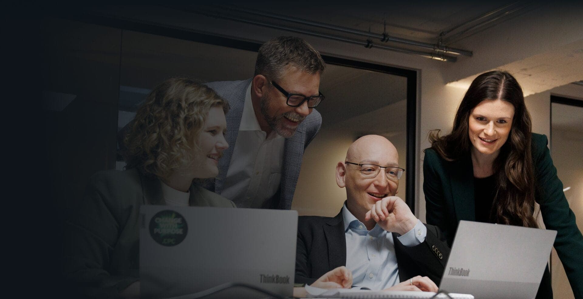 Vier CPC-Beraterinnen und -Berater besprechen sich an ihren Laptops