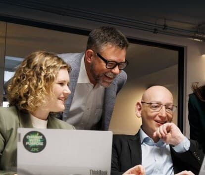 Vier CPC-Beraterinnen und -Berater besprechen sich an ihren Laptops