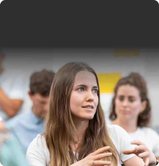 Teilnehmerin bringt sich im Workshop mit einer Wortmeldung ein