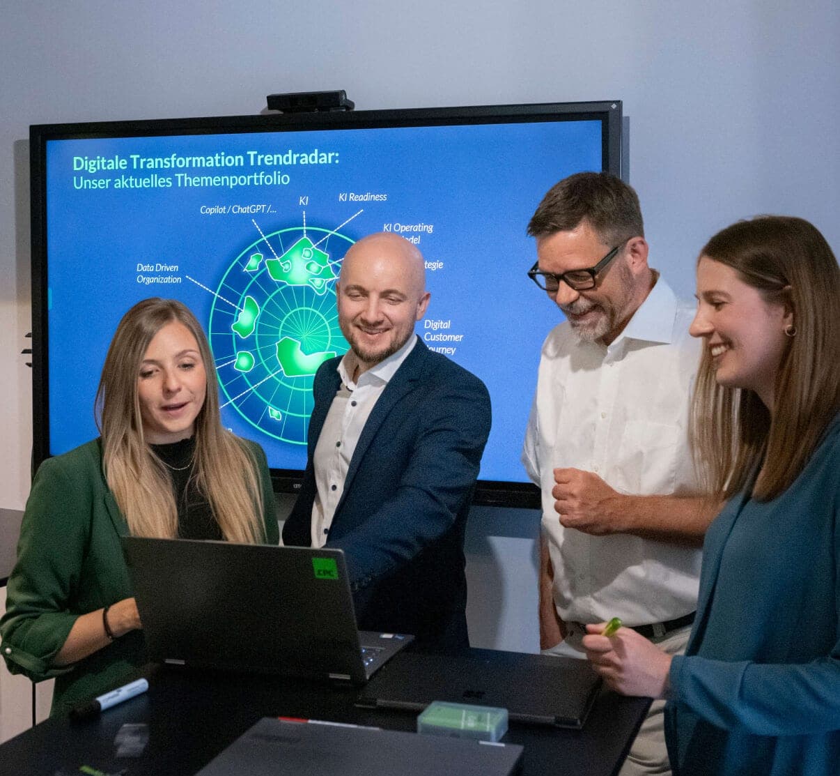 Team vor einem Bildschirm mit dem Digitale Transformation Trendradar