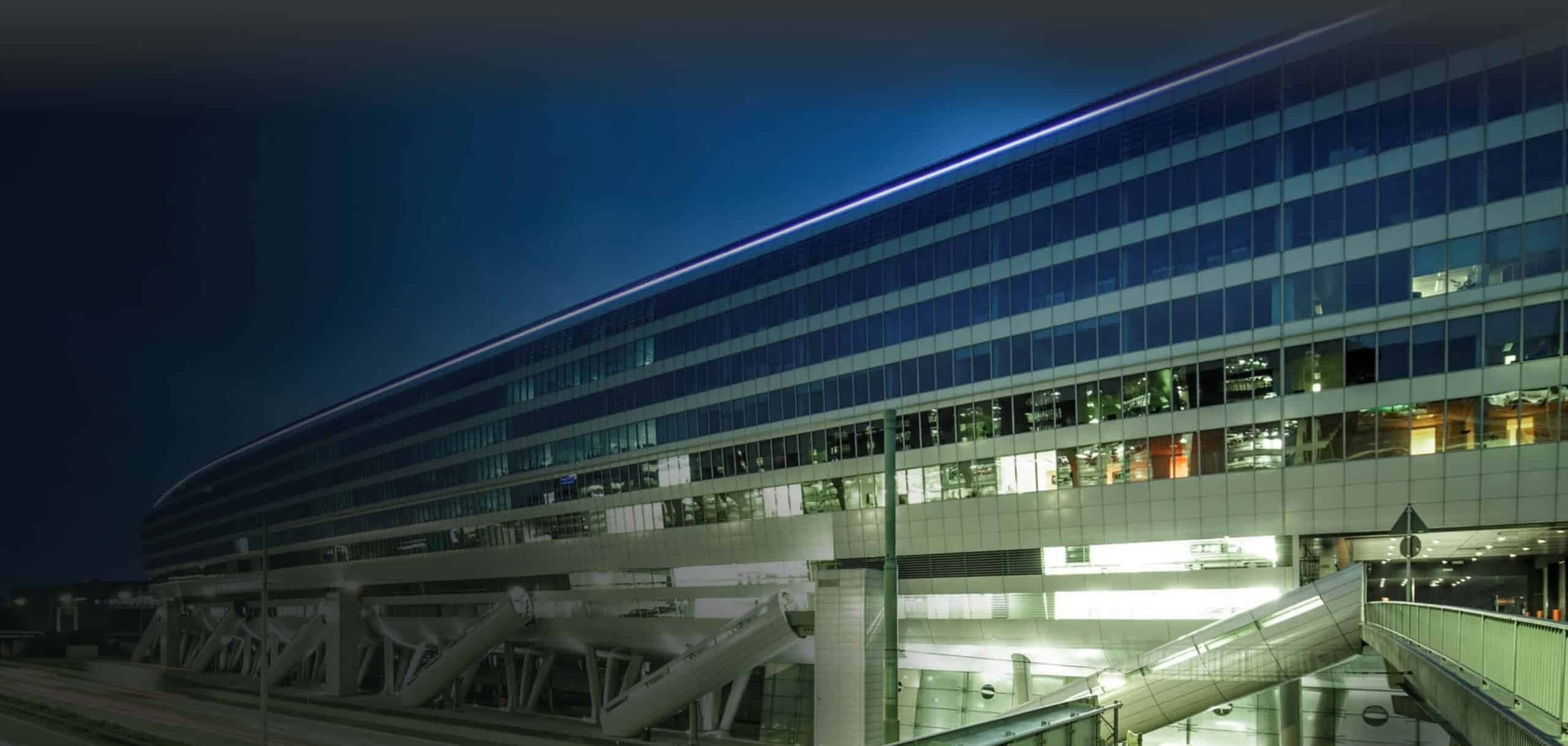 Das Bürogebäude The Squaire am Frankfurter Flughafen bei Nacht, Sitz der CPC AG