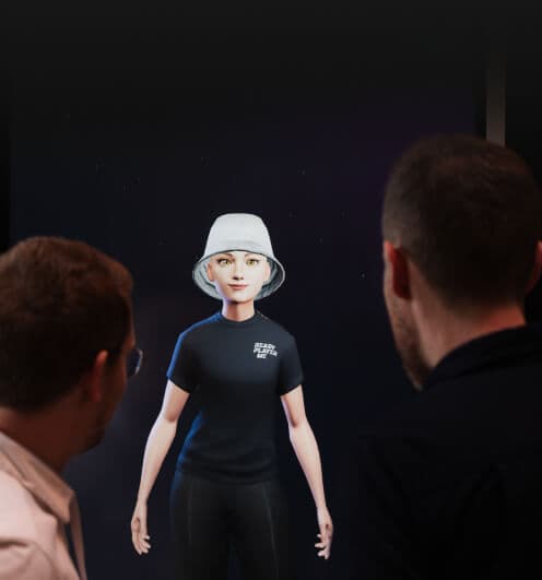 Zwei Männer betrachten das lebensgroße Hologramm einer Avatar-Figur