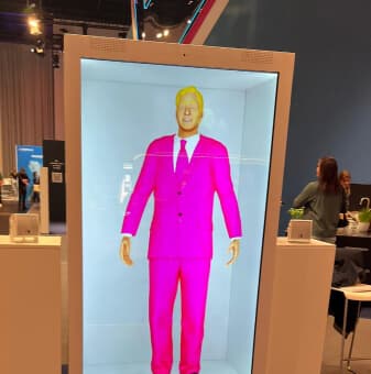 Holografische Figur im pinken Anzug in einer Display-Säule auf einer Messe