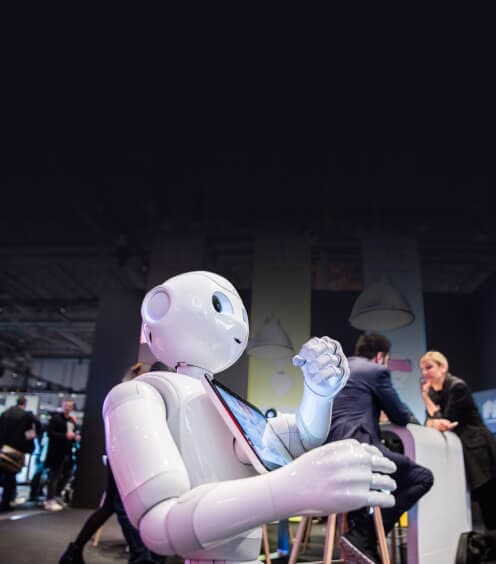 Humanoider Service-Roboter mit Tablet auf einer Veranstaltung