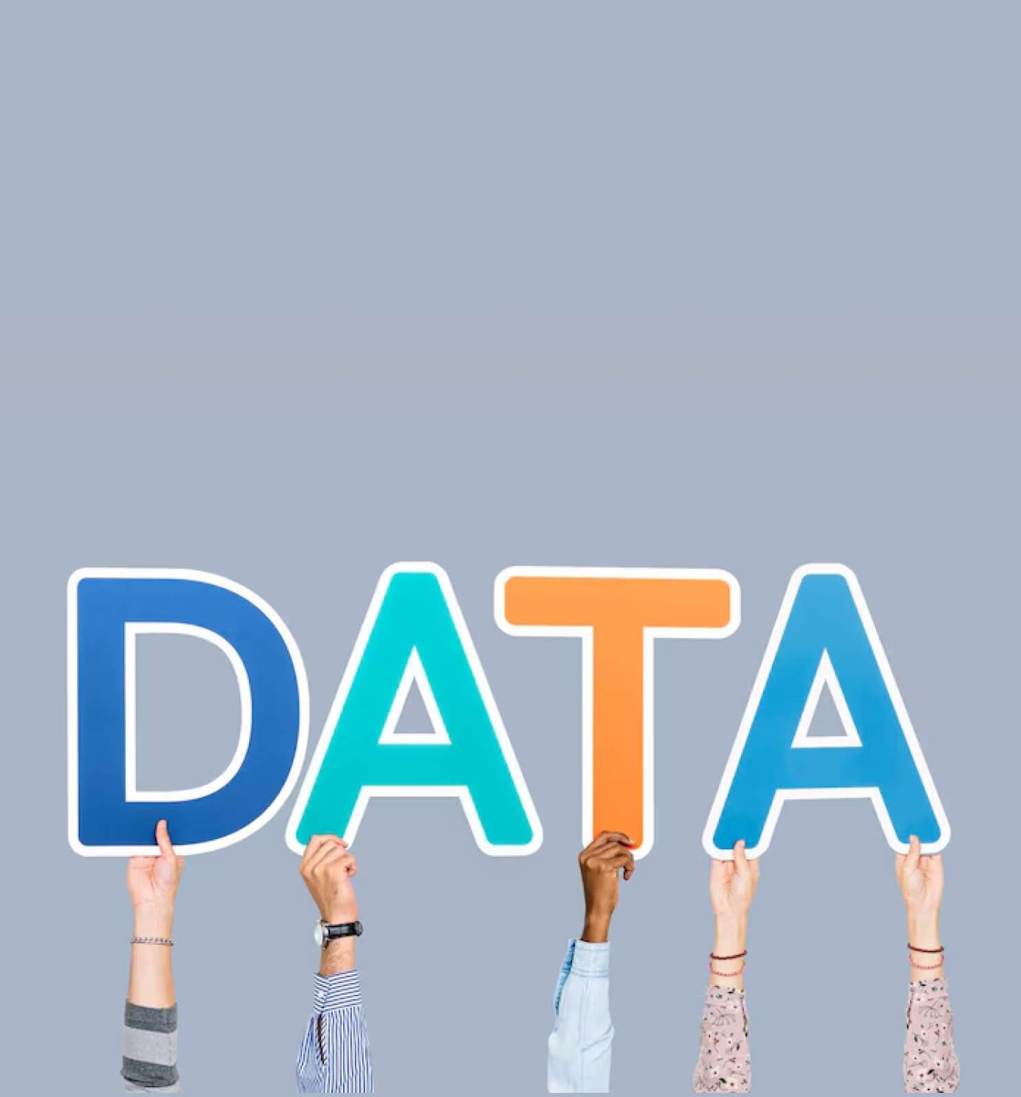 Hände halten bunte Buchstaben mit dem Wort Data
