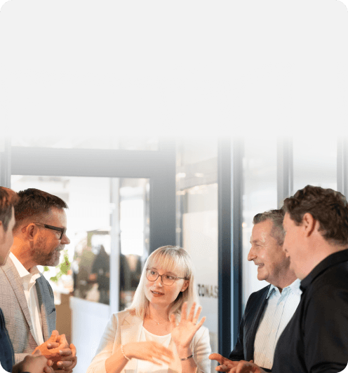 Team im Gespräch in einem Büro mit Glaswänden