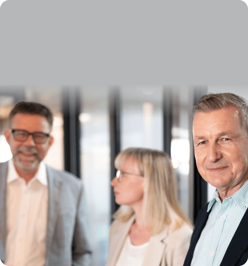 Drei Kolleginnen und Kollegen in einem hellen Büro