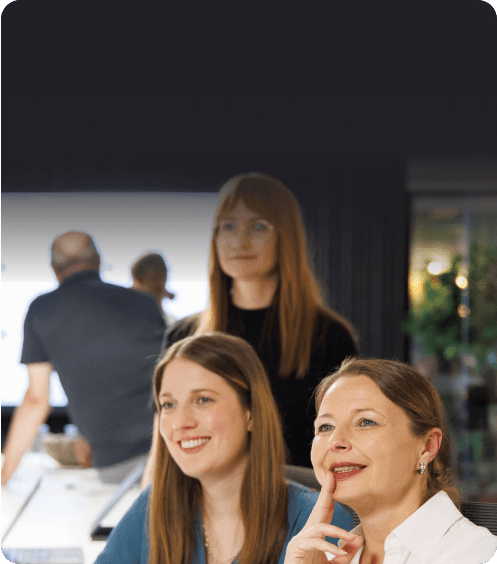 Teilnehmende eines Workshops hören aufmerksam zu