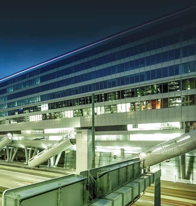 Das Bürogebäude The Squaire am Frankfurter Flughafen bei Nacht, Sitz der CPC AG