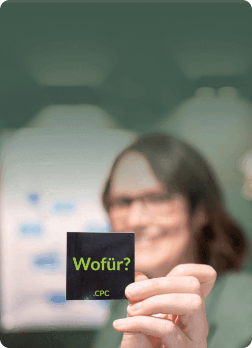 Beraterin hält eine Karte mit der Frage „Wofür?“ in die Kamera